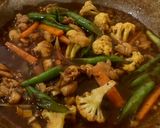 Foto langkah ke 4 dari resep Gai Pad Nam Prik Pao (Thai Chili Paste Chicken Stir Fry) 🇹🇭.