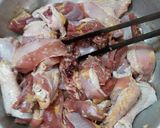 Hình bước làm 2 của món Gà kho gừng sả
