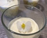 Foto del paso 3 de la receta: Huevos rellenos en vaso decorados con begonias comestibles