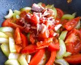 Hình bước làm 4 của món Nui Xào Cá Ngừ Hộp & Cà Chua Phủ Phô Mai