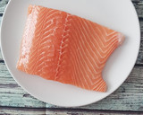 Foto del paso 1 de la receta: Salmón marinado con mostaza,miel, limón,heneldo y jengibre