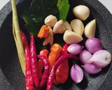 Foto langkah ke 1 dari resep Ayam Woku Kemangi.