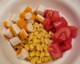 Une image de l'étape 2 de Salade de maïs, tomate, courgette et surimi.