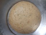 आटा गार्लिक ब्रेड (विदाउट यीस्ट और अवन)(atta garlic bread without yeast and oven recipe in hindi)