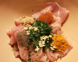 Foto del paso 2 de la receta: Filetes de muslos de pollo, con especias libanesas y huevos fritos de corral con aderezo de ajos fritos