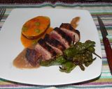 Foto del paso 4 de la receta: Pechuga de pato asada con pimientos del padrón, papa con salsa de carne guisantes y puré de manzana