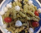 Foto del paso 7 de la receta: Ensalada de Fusilli con Pesto Suave, Cherry, Mozzarella, Aceitunas Negras con Piñones y Pistachos