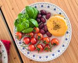 Foto del paso 4 de la receta: Ensalada de cherry orgánicos, albahaca, aceitunas Kalamata y provoleta de cabra 🥗 mi mediterránea ❣️