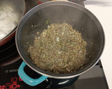 Foto del paso 3 de la receta: Quinoa tricolor con limón, albahaca y ajo