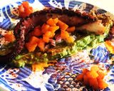 Foto del paso 5 de la receta: Pulpo a la brasa con guacamole, pimentón ahumado y un toque dulce