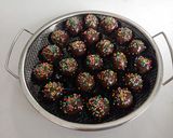 Foto langkah ke 5 dari resep Bola-Bola Coklat Sprinkle.