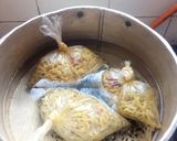 A picture of step 2 of Awara indomie.