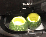 Foto del paso 2 de la receta: Calabacines rellenos con atún y pimientos