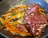 Foto del passaggio 8 della ricetta Japchae (Spaghetti di patate dolci saltati con verdure)