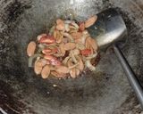 Foto langkah ke 3 dari resep Tumis sosis bawang bombay.
