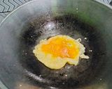 Foto langkah ke 2 dari resep Hotdog sosis telur.