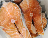Foto del paso 3 de la receta: Salmón emperejilado a la plancha