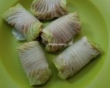Foto langkah ke 3 dari resep Sawi Gulung Isi Udang Saus Kacang.