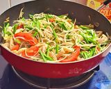 Hình bước làm 3 của món Nấm bào ngư xào giá hẹ (Món chay)