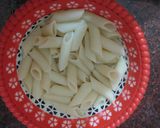 A picture of step 2 of White sauce Pasta.