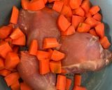 Foto del paso 2 de la receta: Pollo con verduras muy sencillo y con muy pocos ingredientes