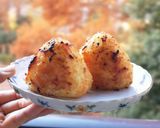 Foto del passaggio 4 della ricetta Miso Yaki Onigiri: Polpette di riso giapponesi grigliate al miso