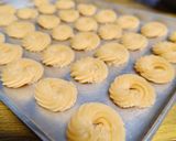 Foto langkah ke 4 dari resep Kue Semprit Keju (Inspirasi Hantaran Lebaran).