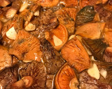 Foto del paso 5 de la receta: Rovellons y esclatasangs(Níscalos) al ajillo