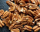 Foto del paso 1 de la receta: Pecanas con hojuelas de chile y piloncillo