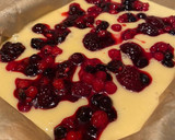 Foto del paso 3 de la receta: Bizcocho de moras y arándanos con chocolate blanco