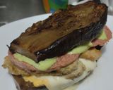 Foto del paso 11 de la receta: "Sándwich" de berenjena🍆, morradela, salchicha y queso🧀🥩🍗