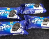 A picture of step 1 of Oreo sandwich cake.