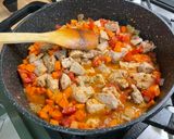 Une image de l'étape 16 de Sauté de porc aux champignons, carottes et tomates.