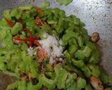 Foto langkah ke 4 dari resep Tumis Pare Udang.