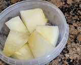 Foto del paso 1 de la receta: Ensalada de melón con pistachos y rúcula