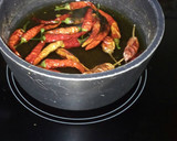 Foto del paso 1 de la receta: Aceité virgen extra aromatizado con guindillas