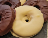 Foto del paso 9 de la receta: Aros de chocolate blanco y chocolate con leche