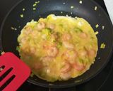 Foto del paso 5 de la receta Tortilla de puerro y gambas