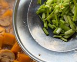 Foto langkah ke 3 dari resep Tumis Labu Jamur Kecap.