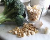 Foto del passaggio 2 della ricetta Orecchiette con Broccoletti e acciughe