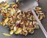 Foto langkah ke 2 dari resep Tumis kerang.