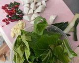 Foto langkah ke 1 dari resep Tumis Bakso Ikan Caisim / Sawi Hijau.