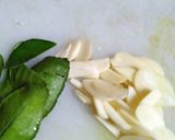Foto langkah ke 2 dari resep Kacang Thailand manis pedas daun jeruk.
