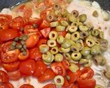 Foto del passaggio 3 della ricetta Pesce persico con pomodorini e olive