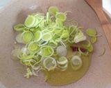 Foto del passaggio 3 della ricetta Stringhetti al peperoncino, con scampi, frullato di datterini e crema di zucchine