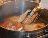Foto del paso 2 de la receta: Consomé de Gallina con aromas de Hortelana