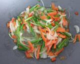 Foto del paso 4 de la receta: Wok de arroz con espárragos y gambas