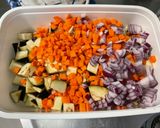 Une image de l'étape 10 de Aubergines et carottes grillées à l’oignon rouge.