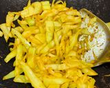 Gambar langkah 2 resipi Kobis Goreng Kunyit.