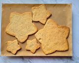 Une image de l'étape 6 de Biscuits Sapin de Noël aux noisettes.